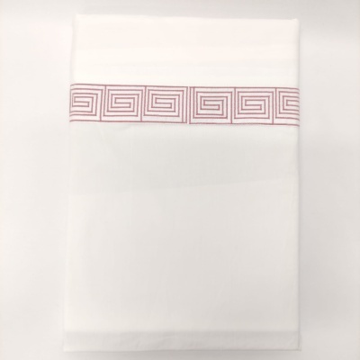 toalha branca com padrão geométrico linear vermelho na borda