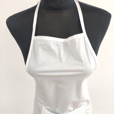 Avental branco liso com bolso frontal, mostrado em manequim preto