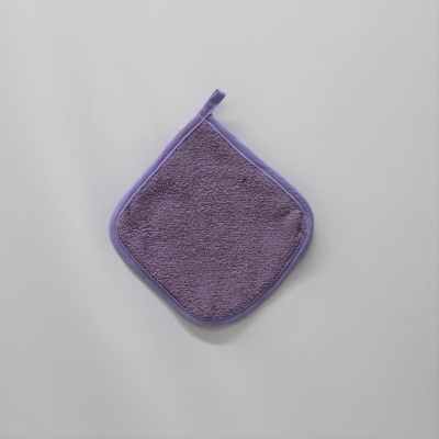 Pano quadrado roxo com borda lilás sobre superfície branca