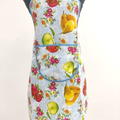 Avental de cozinha com padrão de frutas e flores coloridas sobre fundo azul claro