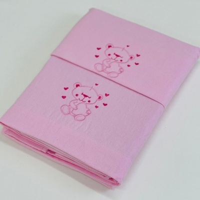 Lençol rosa com bordado de ursinho e corações vermelhos