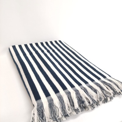 Toalha riscada azul e branca com franjas