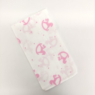 Pano branco com padrão de cavalinhos de baloiço cor de rosa