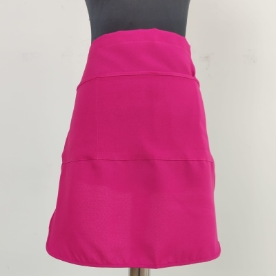 Saia cor-de-rosa vibrante em tecido liso, em manequim