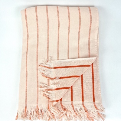Manta ou toalha bege com riscas laranja e franjas