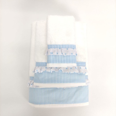 Conjunto de toalhas brancas com detalhes azuis e brancos sobre fundo branco