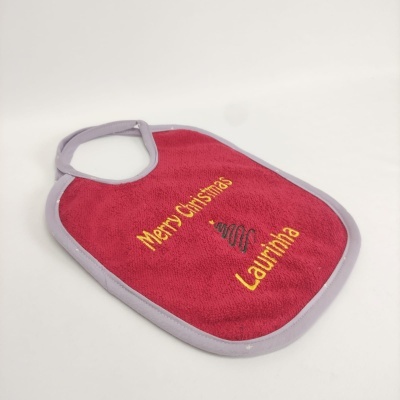 Babete vermelho com texto de Natal bordado e bordas cinzentas