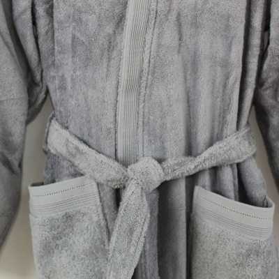 Robe cinzento felpudo com cinto e bolsos