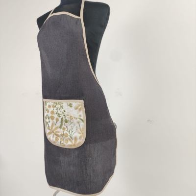 Avental cinza escuro com bolso floral em manequim preto