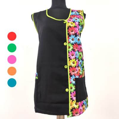 Vestido sem mangas preto com padrão floral colorido e botões amarelos