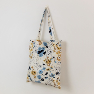 Saco de tecido com padrão floral azul e bege