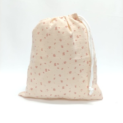 Saco de tecido creme com padrões florais rosa e cordão branco