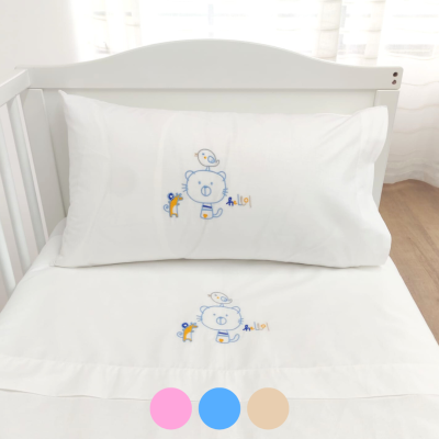 Jogo de cama branco com ursinho bordado em berço branco