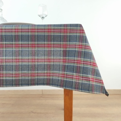 Toalha de mesa xadrez tartan em tons cinza, azul, vermelho e branco numa mesa de madeira clara
