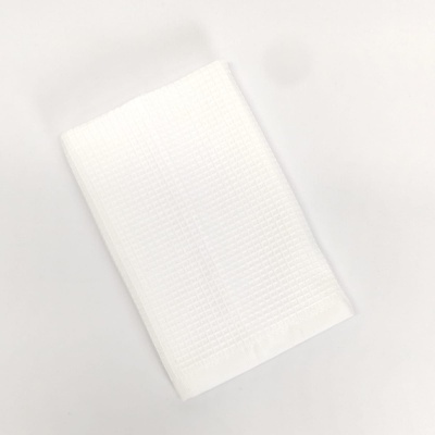 Toalha branca dobrada com textura quadriculada