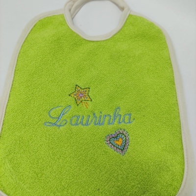 Babete verde com bordado Laurinha, estrela e coração