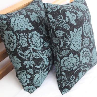 Almofadas decorativas com padrão floral azul e fundo preto