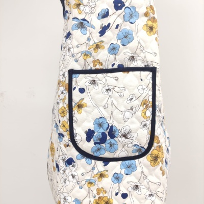 Avental floral com bolso frontal e contorno preto