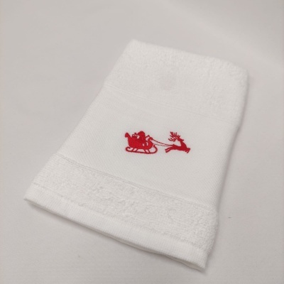 Toalha branca com bordado vermelho de trenó e rena