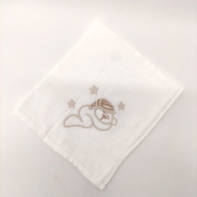 Lenço branco com bordado de bebé a dormir com gorro castanho e três estrelas castanhas