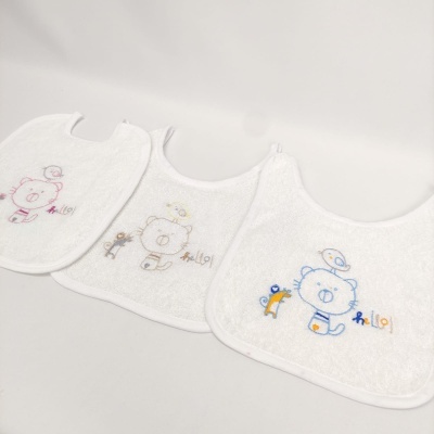 Babetes brancos de tecido felpudo com bordados coloridos de ursos e a palavra hello