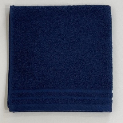 Toalha azul escura dobrada com textura felpuda e linhas decorativas.