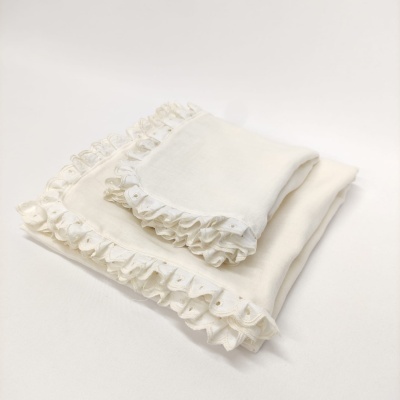 Conjunto de dois tecidos brancos com borda de renda franjada