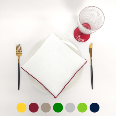 Conjunto de mesa com prato, guardanapo, talheres e copo texturizado com pé vermelho