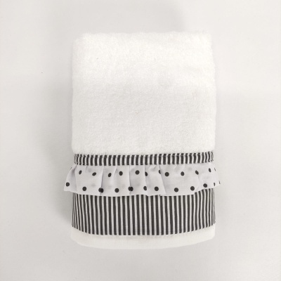 Toalha branca com bordado riscas e bolas pretas
