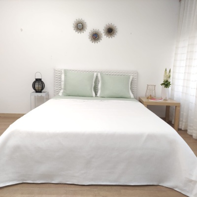 quarto com cama de casal e decoração minimalista