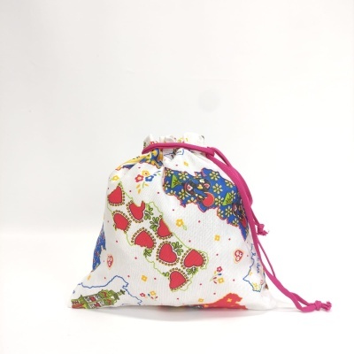 Saco de tecido branco com padrão colorido e cordões rosa