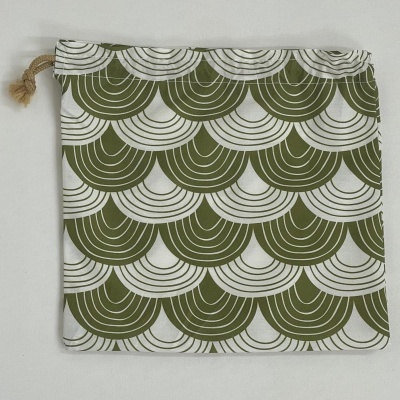 Saco de tecido com padrão verde e branco e cordão castanho.