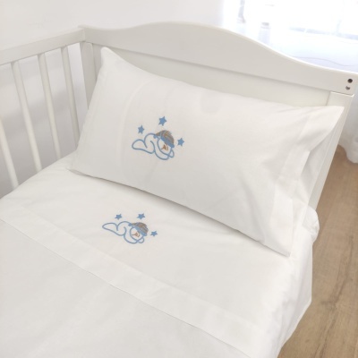 Conjunto de roupa de cama branca para berço com bordado de bebé e estrelas