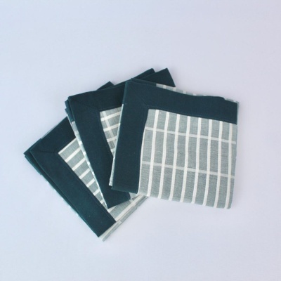 Conjunto de quatro panos de cozinha em tecido com riscas cinzentas e brancas e bordas pretas