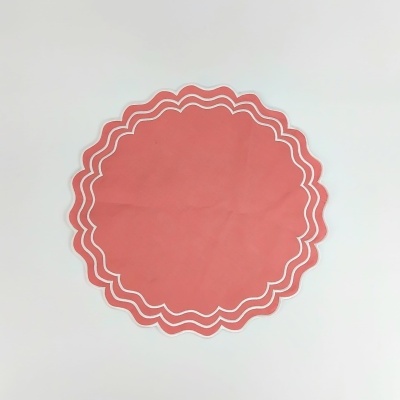 Toalha redonda cor de coral com padrão ondulado branco na borda