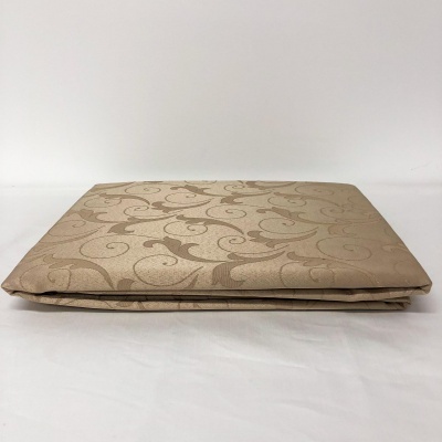 Colcha decorativa bege com padrão floral castanho