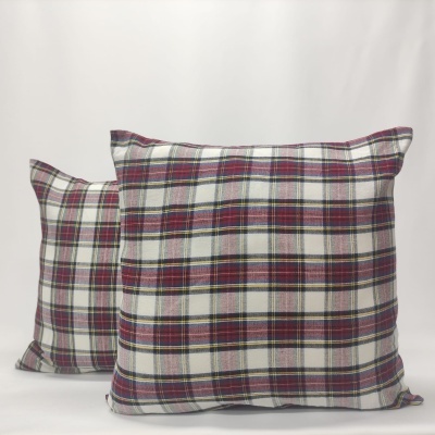 Duas almofadas xadrez branco, vermelho e preto