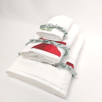 Conjunto de três toalhas brancas com bordado vermelho e detalhe verde