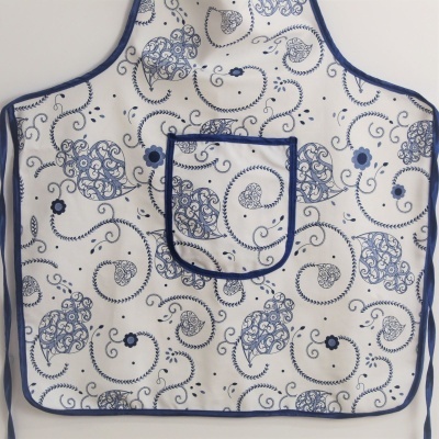 Avental branco com padrão azul de corações e flores, bolso central quadrado azul