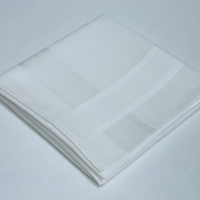 Lenço branco de tecido fino com padrão de quadrados