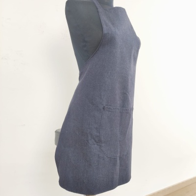 Avental cinza escuro em manequim preto