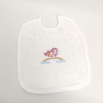 Babete branco com bordado de unicórnio e arco-íris