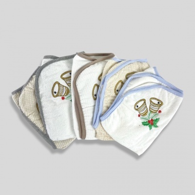 Babetes de bebé brancos com bordado de sinos dourados e bordas coloridas variados