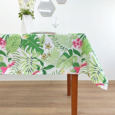 Toalha de mesa com padrão tropical colorido sobre mesa de madeira