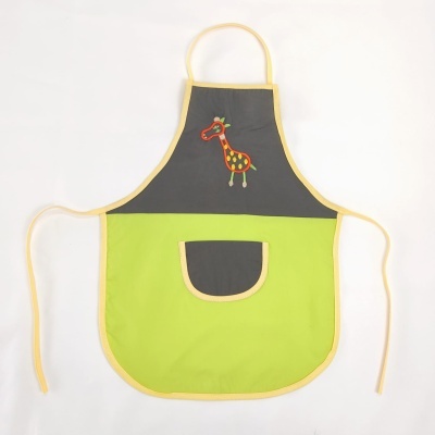 Avental infantil cinzento e verde com bordado de girafa e bolso frontal