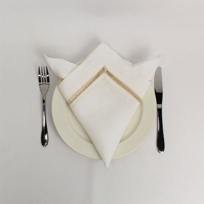 Conjunto de mesa com prato e talheres e guardanapo branco bordado