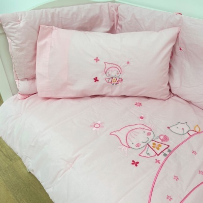 Conjunto de cama infantil rosa com ilustrações bordadas de menina e gato