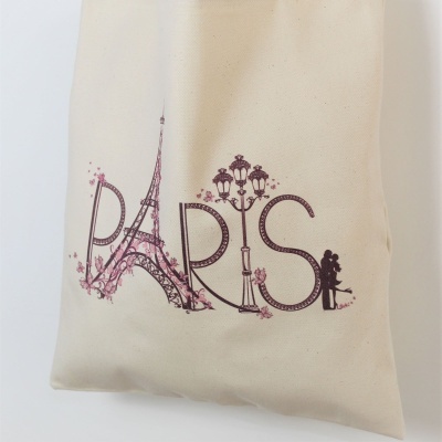 Saco de tecido bege com estampa PARIS e ícones da Torre Eiffel e candeeiro