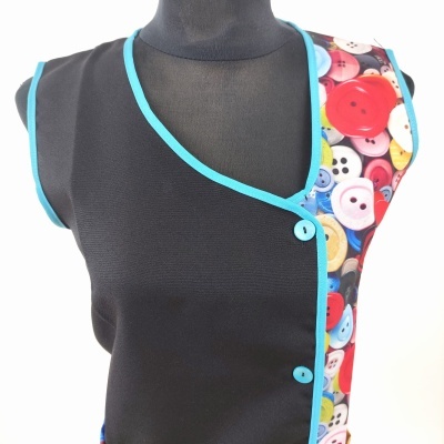 Coletinho preto com detalhe colorido de botões e acabamento azul celeste