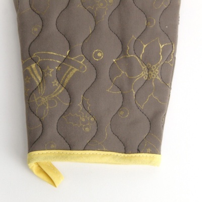 Luvas ou protetor de forno acolchoado castanho com padrão bege e acabamento amarelo